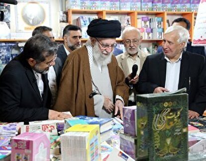 رهبر انقلاب از سی‌وپنجمین دوره نمایشگاه بین‌المللی کتاب تهران بازدید کردند/ نباید فضای مجازی جای کتابخوانی را بگیرد/ کتاب باید همواره در سبد خرید و در مجموعه اوقات مردم جای خاص خود را داشته باشد