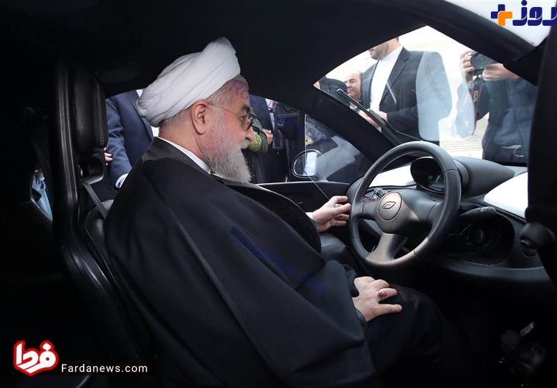 عکس/ رانندگی روحانی در خودرویی برقی جدید