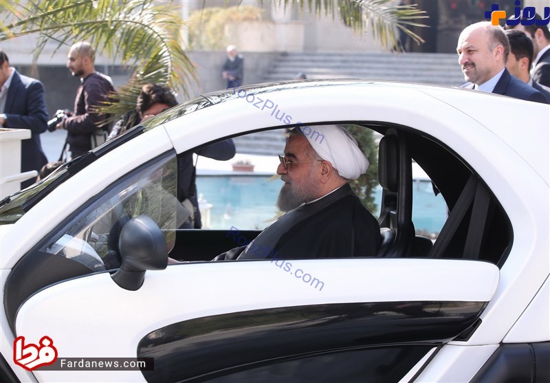 عکس/ رانندگی روحانی در خودرویی برقی جدید