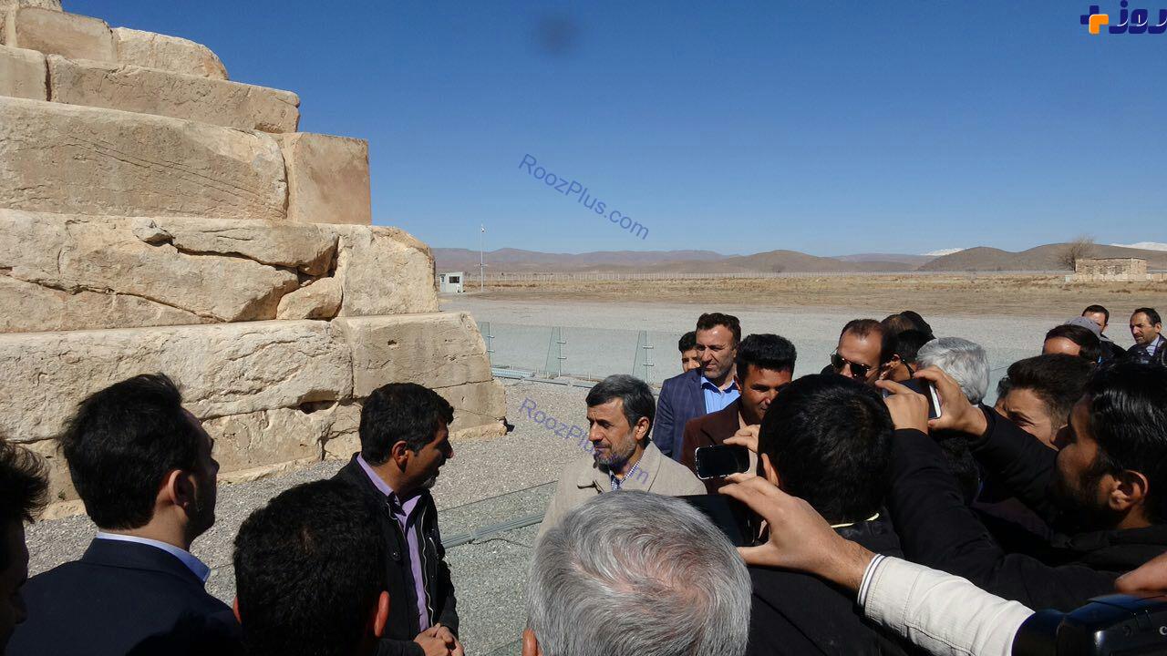 بازديد احمدي نژاد از قبر كوروش+عكس