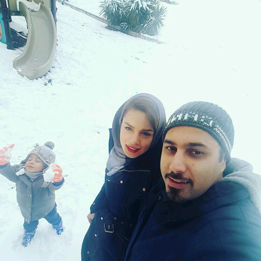 عکس/خواننده مشهور و خانواده اش در حال برف بازی!