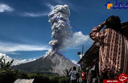 عکسی جذاب و دیدنی از فوران آتش فشان در اندونزی