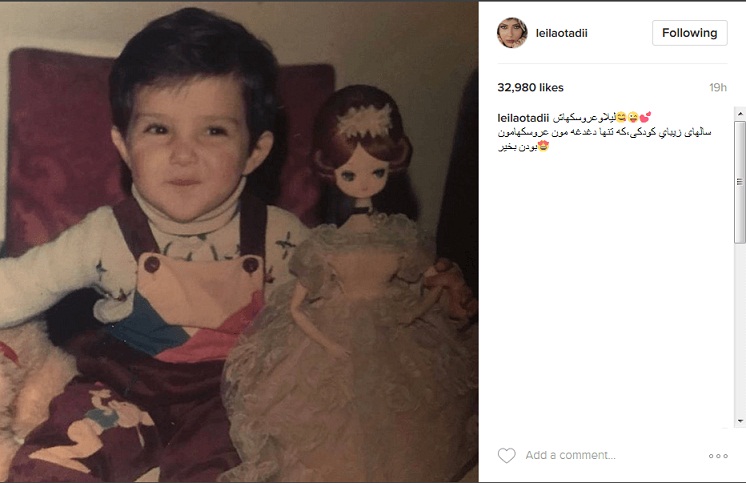تصویری از دوران کودکی بازیگر معروف زن به همراه عروسک هایش