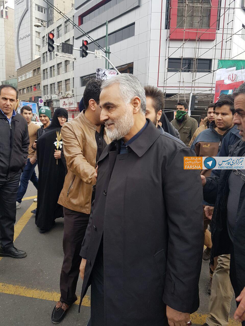 هم اکنون/ حضور حاج قاسم سلیمانی در راهپیمایی ۲۲ بهمن