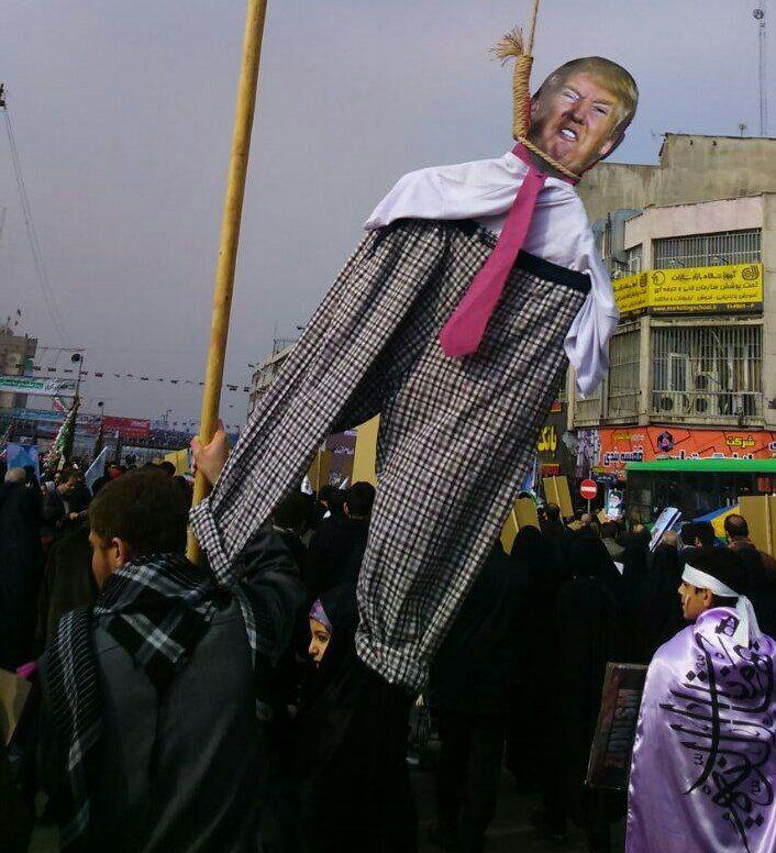 عکس/ماکت ترامپ رئیس‌جمهور جدید آمریکا در دست راهپیمایی کنندگان در تهران