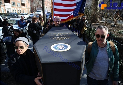 عکس/ مراسم تشییع جنازه نمادین «ریاست جمهوری آمریکا» در نیویورک!