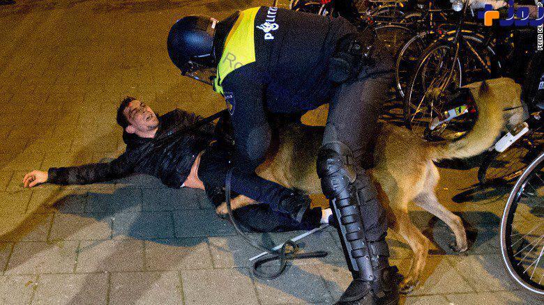 عكس/حمله سگ پليس هلند به يك شهروند توكيه اي