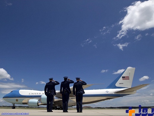 احترام گذاشتن به هواپيماي اوباما/عکس