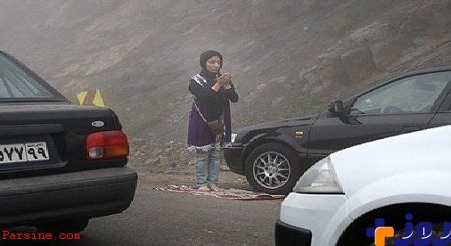 نماز در حاشیه ترافیک جاده چالوس/ عکس