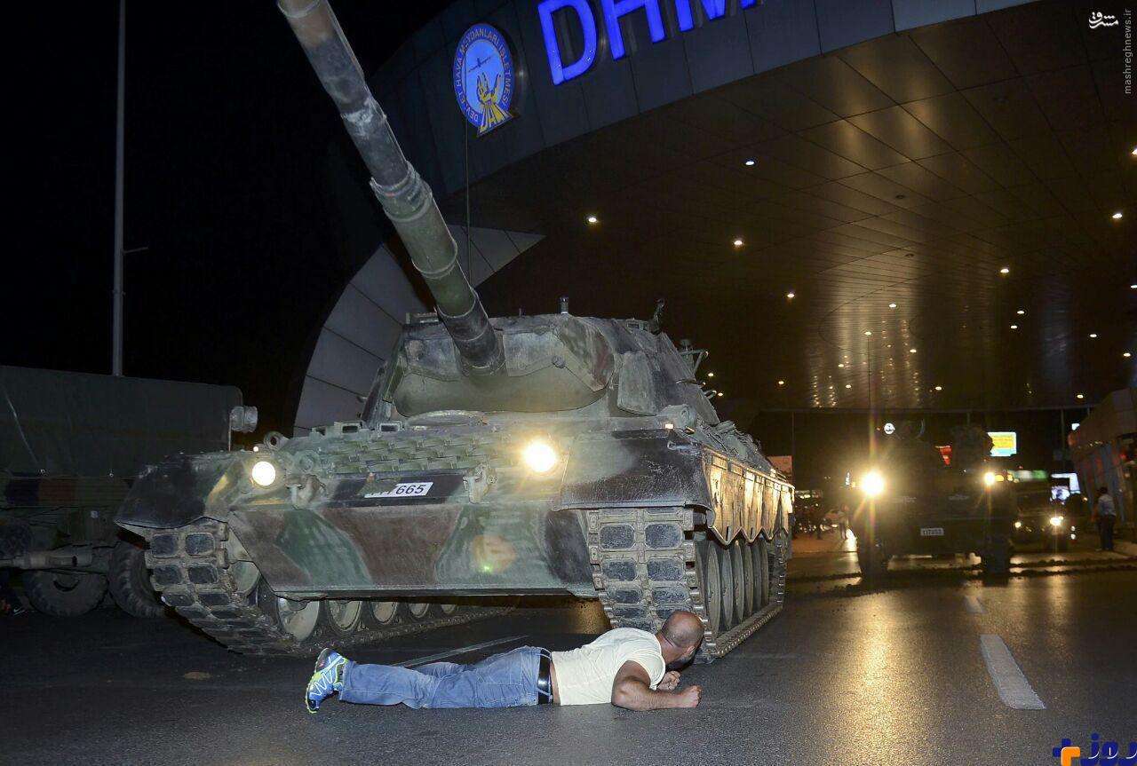 دراز كشيدن مردی جلوي تانك‌ کودتاچیان در ترکیه /عکس
