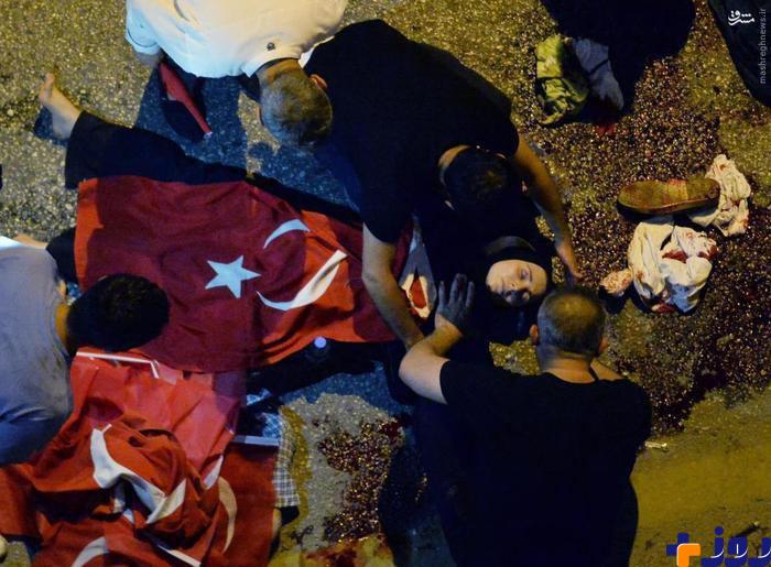 پرچم ترکیه بر پیکر زن کشته‌شده به دست کودتاچیان/عکس