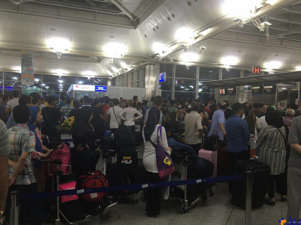 صف طویل ایرانیان در فرودگاه های ترکیه برای بازگشت به ایران + عکس