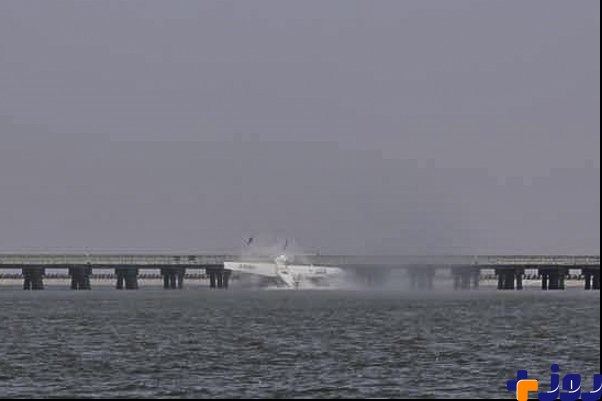 برخورد یک هواپیما با پل در چین حادثه آفرید +عکس
