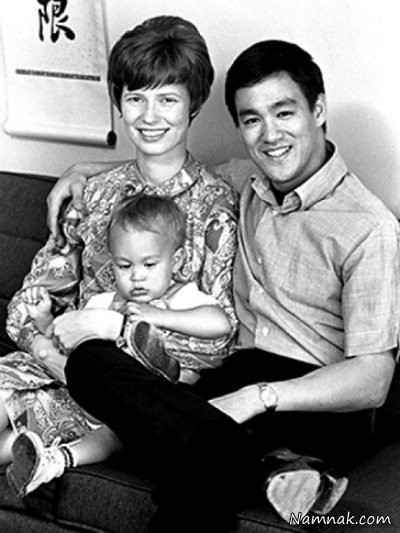 بروس لی در کنار همسر و پسرش/ عکس