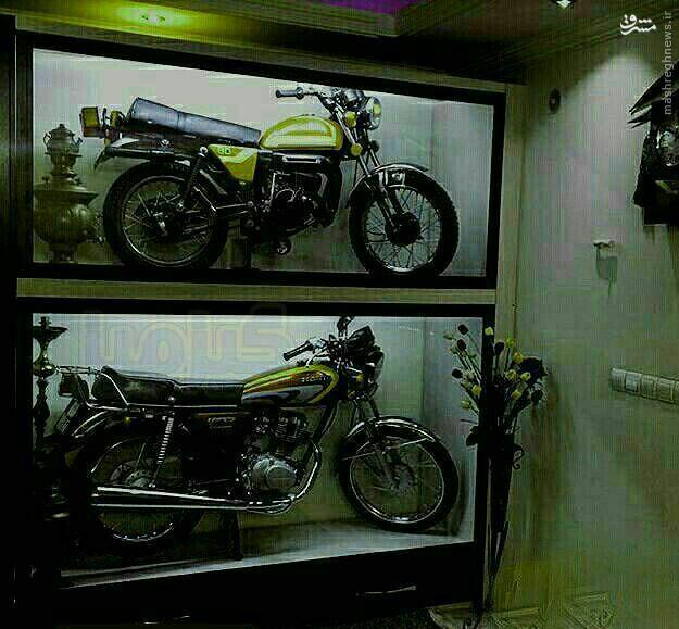 دو موتور سیکلت در ویترین منزلی در بهبهان! /عکس