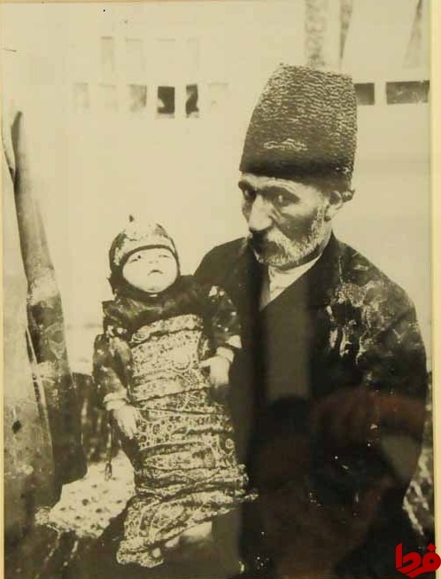 نوزاد قنداق‌پیچ قاجاری/ عکس