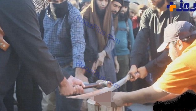 لحظه رعب آور قطع دست یک متهم به سرقت از سوی عناصر بی رحم داعش + تصاویر