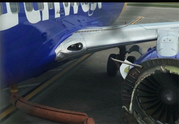 فرود اضطراری یک هواپیمای مسافربری به دلیل جدا شدن موتور آن+عکس