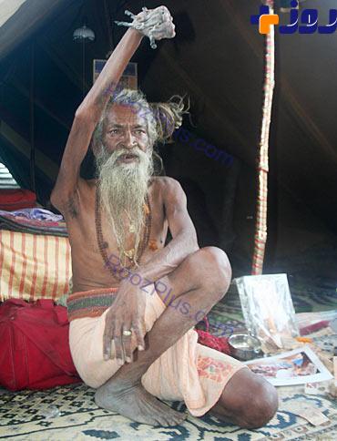 مرد هندو چهل سال دستش را بالا نگه داشت +تصاویر