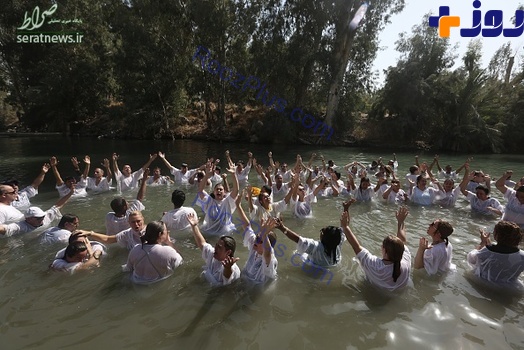 تصاویر/ غسل تعمید زنان و مردان مسیحی