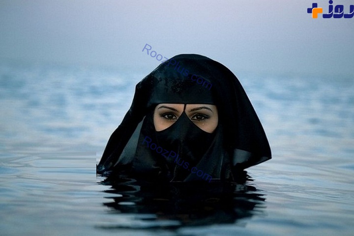 عکس / شنای زن سعودی در ساحل با روبنده!