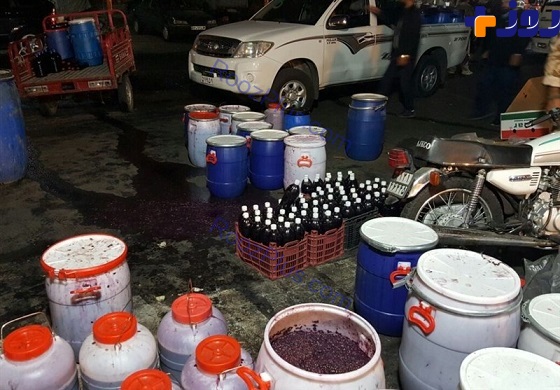 کشف کارگاه تولید مشروبات الکلی در میدان مرکزی میوه و تره‌بار تهران +تصاویر
