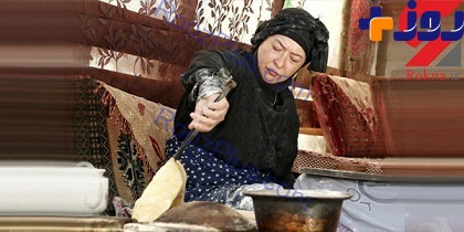 خانم بازیگر درحال پخت نان محلی + عکس