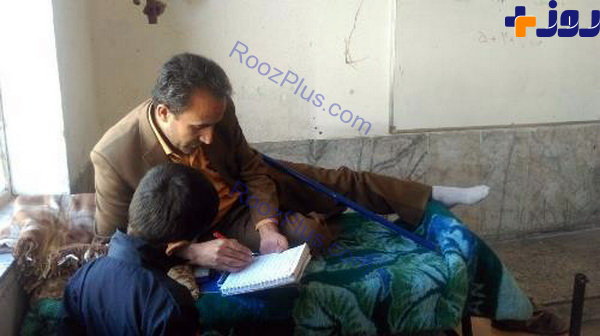 این معلم بیمار روی تخت تدریس می کند + عکس