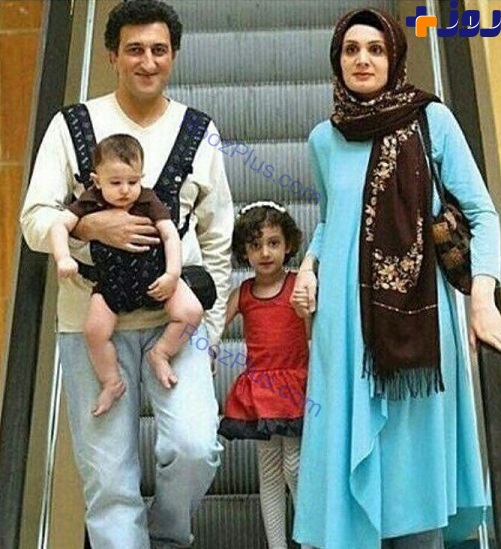 عكس/بازيگر معروف مرد به همراه همسر و فرزندانش