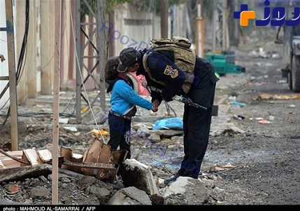 عکسی که یک دنیا حرف دارد ، محبت سرباز به کودک عراقی + عکس