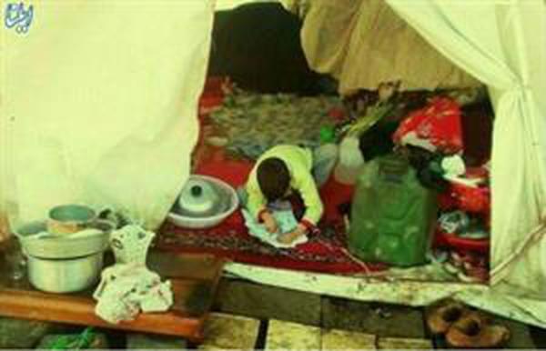 زندگی کودک فقیر فومنی زیر چادر برفی+ عکس