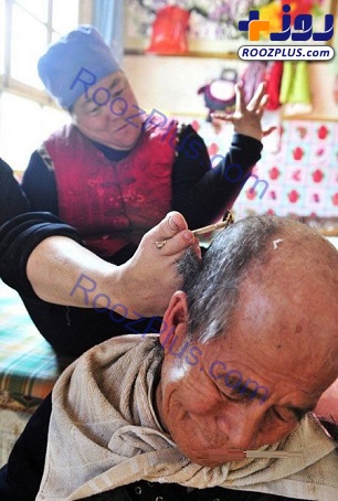 آرایشگری عجیب یک زن با پا! +تصاویر