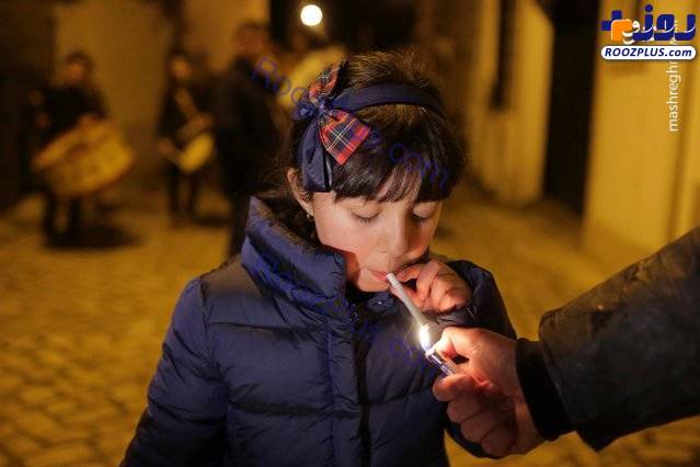 تصاویری شوکه کننده از سیگار کشیدن دختران و پسران خردسال