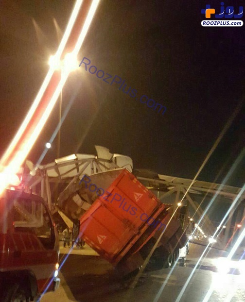 عکس/ واژگونی پل عابرپیاده بر روی خودروهای عبوری در اتوبان امام رضا پاکدشت