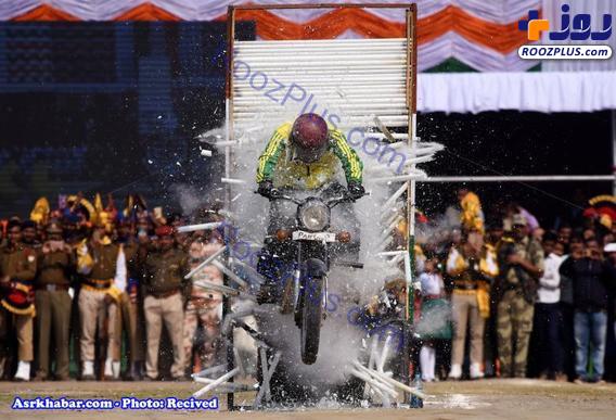 حرکت های نمایشی عجیب پلیس های هندی +تصاویر