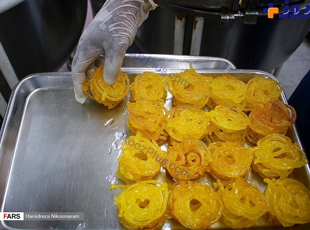 طبخ و فروش زولبیا و بامیه در ماه مبارک رمضان +تصاویر