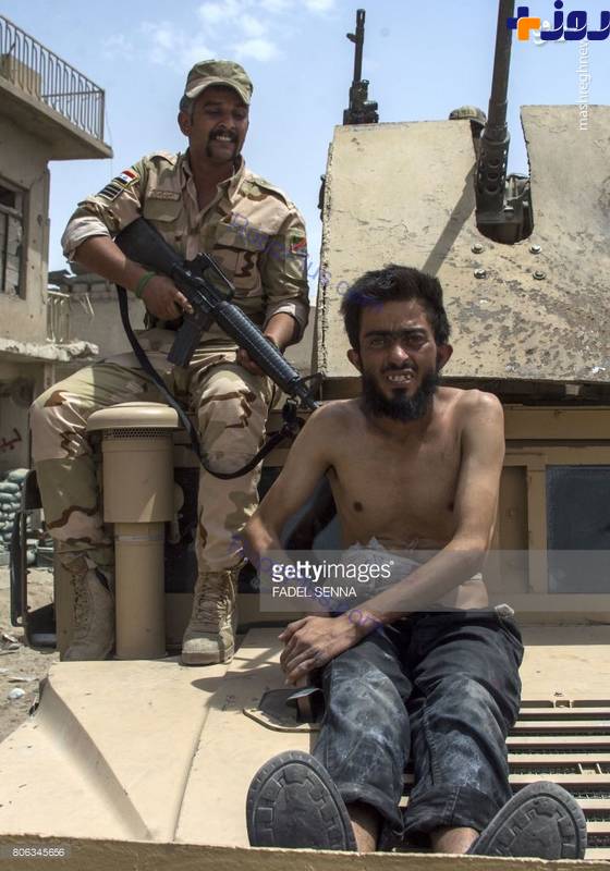 تصاویر/ لخت کردن اسیر داعشی و گرداندن آن در موصل