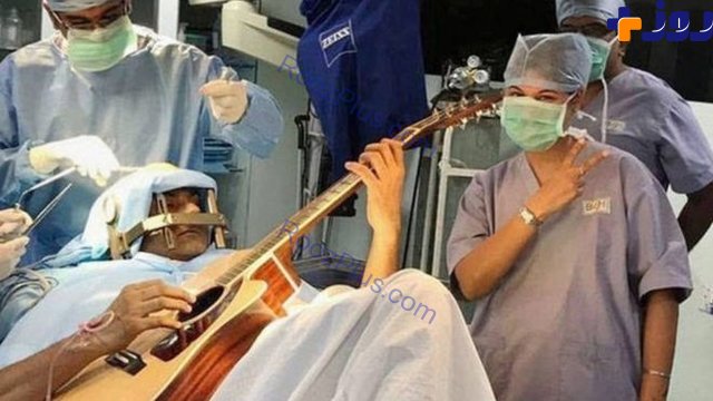 نوازنده‌ای که هنگام جراحی مغزش گیتار نواخت!+ عکس