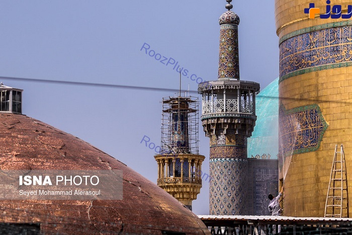 شستشوی گنبد منور رضوی در آستانه میلاد امام رضا(ع) +تصاویر