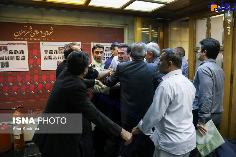 درگیری در حاشیه جلسه شورای شهر +تصاویر