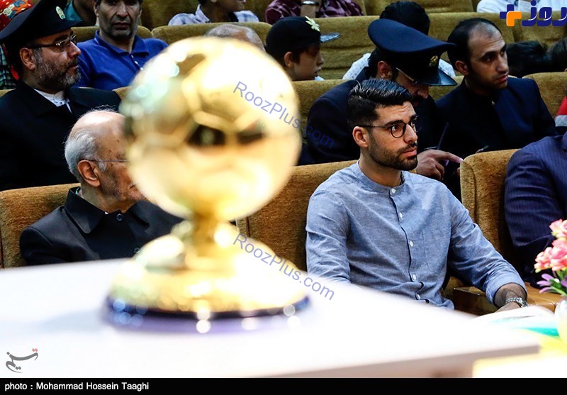 تصاویری از لحظه اهدای توپ طلا مهدی طارمی به موزه آستان قدس