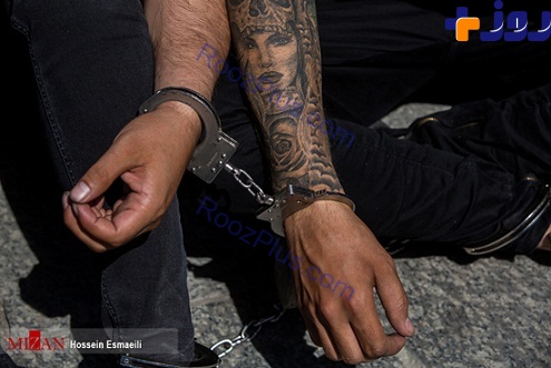 گزارش تصویری/ رد چاقو و خالکوبی های عجیب ارازل و اوباش دستگیر شده در تهران