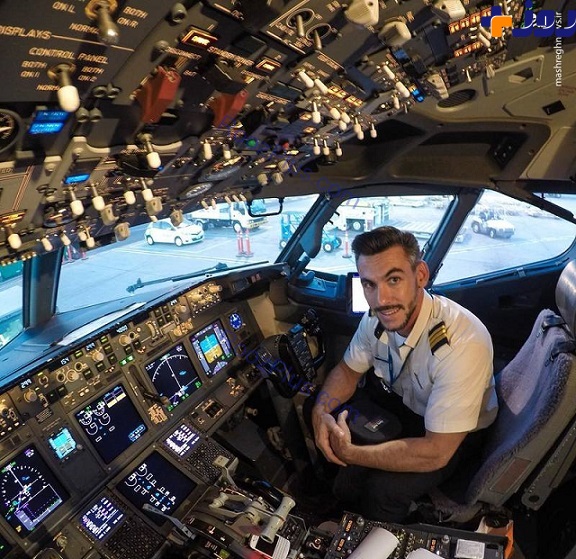 خلبانی که خود را از پنجره هواپیما آویزان می‌کند! +تصاویر
