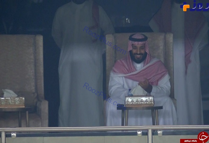 حضور ولیعهد عربستان با بالگرد آپاچی در وسط ورزشگاه +تصاویر