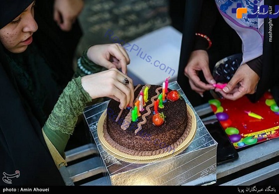 جشن تولد شهید مدافع حرم در کنار مزارش/تصاویر