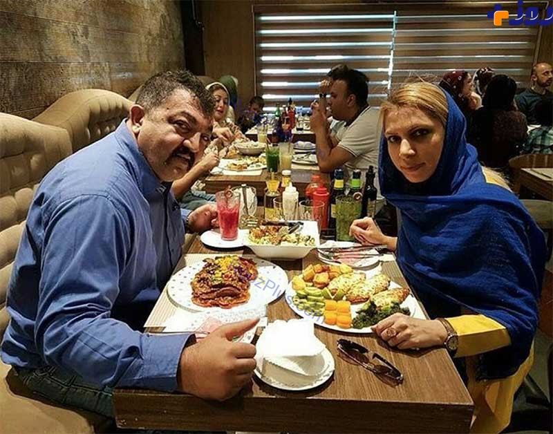 عكس/بازيگر و باديگارد معروف ايراني و همسرش در رستوران