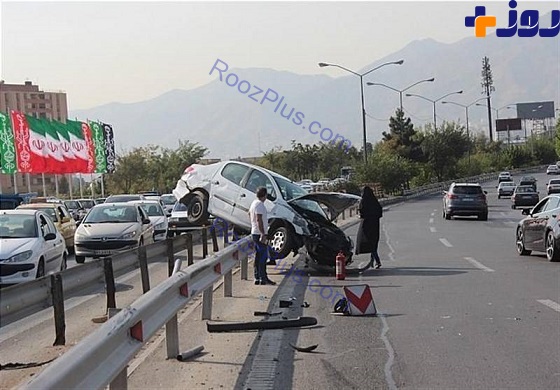 عكس/تصادف سنگين ٢٠٦ و گارد ريل اتوباني در تهران