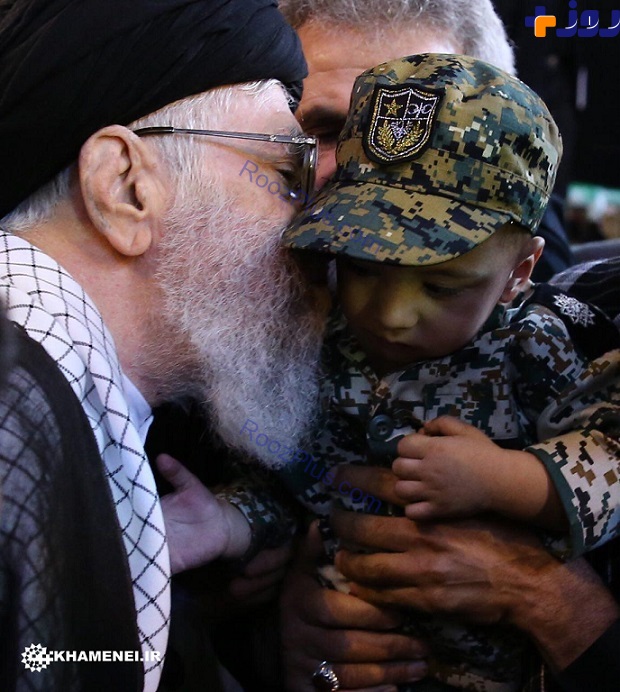 عکس/ بوسه رهبر انقلاب بر صورت فرزند شهید حججی