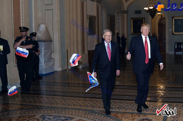 تصاوير/ پرتاب پرچم روسيه به سمت ترامپ