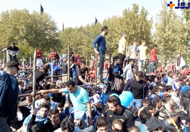ازدحام جمعیت، تماشاگران دربی تهران را به بالای داربست‌ها برد +تصاویر